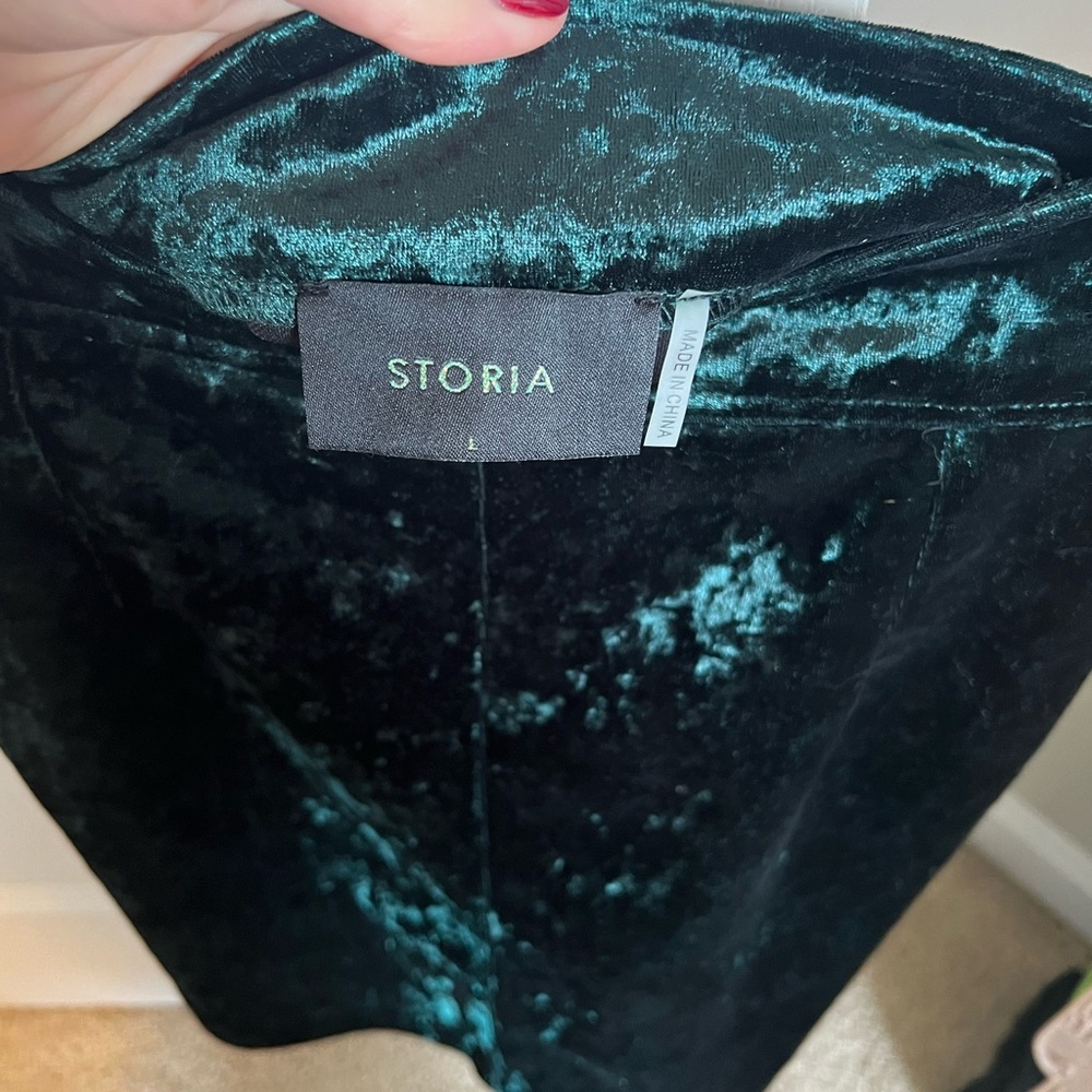 Storia green velvet mini skirt size large, worn once! - Picture 3 of 9